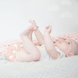 Baby liegt in Bambino Mio MioSolo Feather Flight