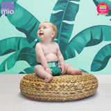 Baby sitzt auf einem Pouf in Bambino Mio MioSolo Hummingbird