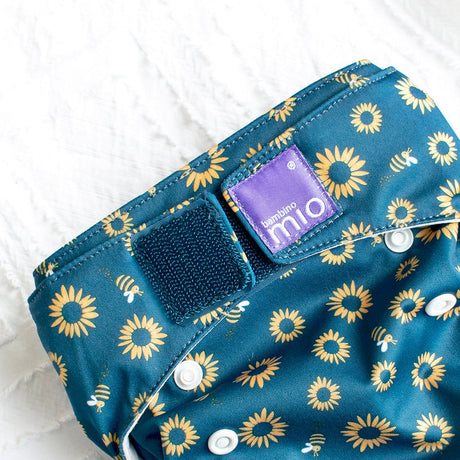 Detail der Bambino Mio MioSolo Classic Sunflower Power: Klettverschluss und Etikett