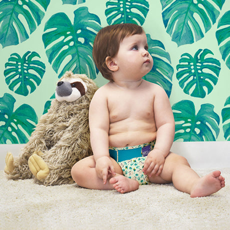 Baby mit Faultier-Kuscheltier in Bambino Mio MioSolo Swinging Sloth