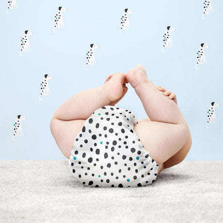 Baby mit Beinen in der Luft in Bambino Mio MioSolo Dalmatian Dots