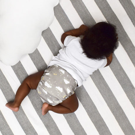 Baby krabbelt auf gestreiftem Teppich in Bambino Mio MioSolo Cloud Nine