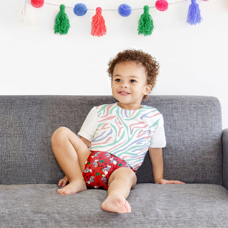 Kind sitzt auf dem Sofa in einer Bambino Mio MioSolo Windel