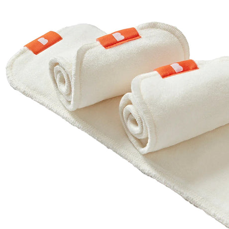 Gerollte Bambino Mio Daily Saugeinlagen mit rotem Etikett