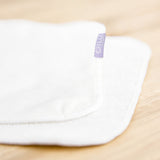 Ecke eines Bambino Mio Supreme Feuchttuchs mit lila Etikett