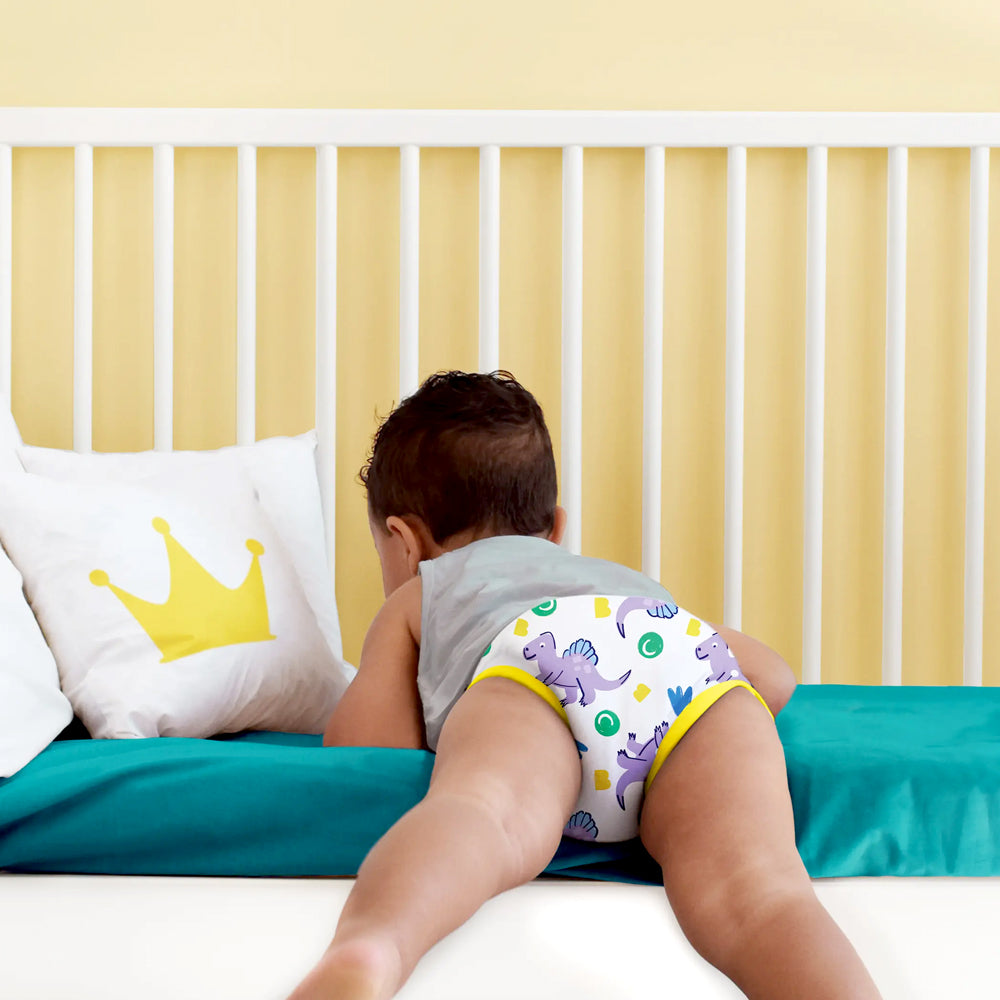 Kleinkind im Gitterbett mit Bambino Mio Trainer Crash