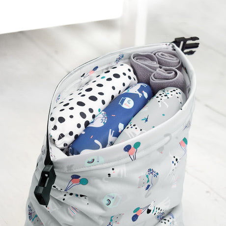 Geöffnete Bambino Mio Wetbag S mit Stoffwindeln darin