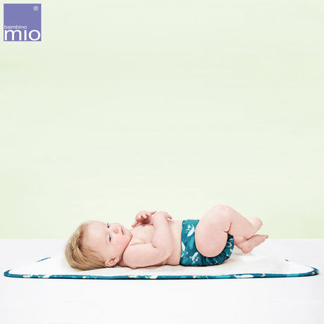 Baby liegt auf der Bambino Mio Wickelunterlage