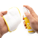 Hand sprüht Billies Box Lotion Kamille auf einen waschbaren Waschlappen mit gelbem Rand