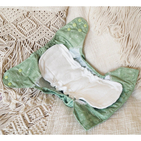 Blümchen Saugeinlage für die Eco Shell 2in1 One Size – in der Eco Shell Überhose (Anwendungsbeispiel) – Ansicht 2