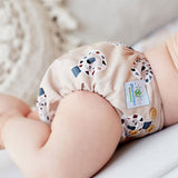Anwendungsbeispiel: Baby trägt eine Blümchen Eco Shell 2in1 Überhose – Ansicht 3