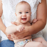 Anwendungsbeispiel: Baby trägt eine Blümchen Eco Shell 2in1 Überhose – Ansicht 4
