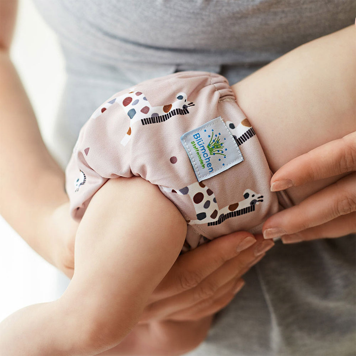 Anwendungsbeispiel: Baby trägt eine Blümchen Eco Shell 2in1 Überhose – Ansicht 8
