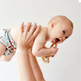 Anwendungsbeispiel: Baby trägt eine Blümchen Eco Shell 2in1 Überhose