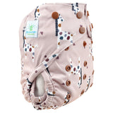 Blümchen Eco Shell 2in1 Überhose mit Druckknöpfen, One Size (3–16 kg) im Design Cozy Giraffe – Ansicht 2