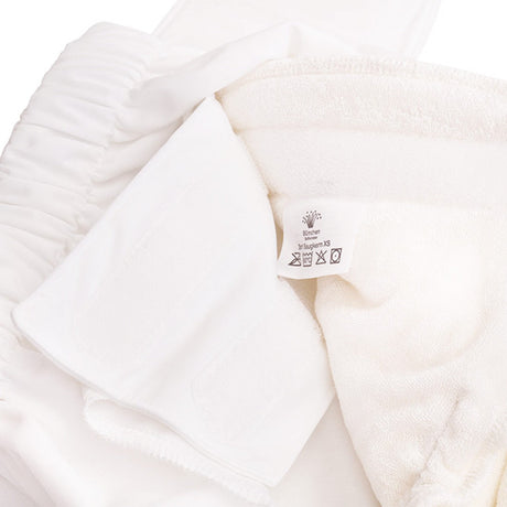 Blümchen Stoffwindel V2 Gr. XS (25–30 kg) im Design Schläfriger Löwe – Detailansicht am Modell in Weiß – Ansicht 2