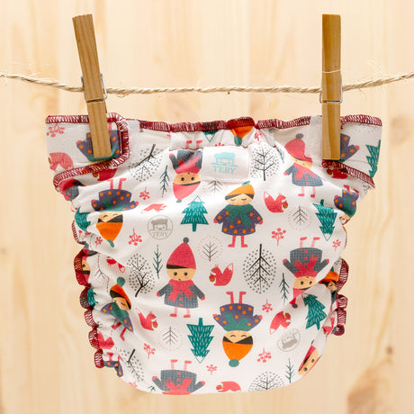 Culla di Teby Höschenwindel mit Pocketfunktion im Design Childhood auf der Wäscheleine (weitere Ansicht)