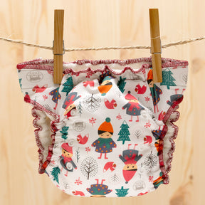 Culla di Teby Höschenwindel mit Pocketfunktion im Design Childhood auf der Wäscheleine