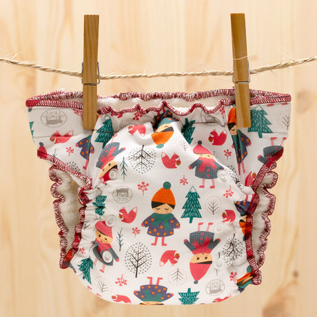 Culla di Teby Höschenwindel mit Pocketfunktion im Design Childhood auf der Wäscheleine