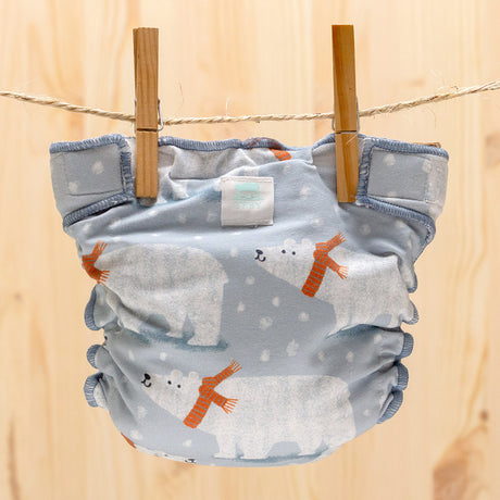 Culla di Teby Höschenwindel mit Pocketfunktion im Design Save the Bears auf der Wäscheleine (weitere Ansicht)
