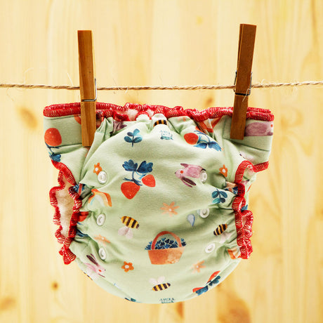 Culla di Teby Höschenwindel mit Pocketfunktion im Design Season Moods auf der Wäscheleine