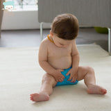 Kind trägt die Culla di Teby „Soft Touch“ Überhose und Schwimmwindel im Design Blau