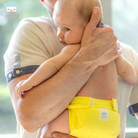 Anwendungsbeispiel: Baby in der Culla di Teby Classic-Hybridwindel in Gelb