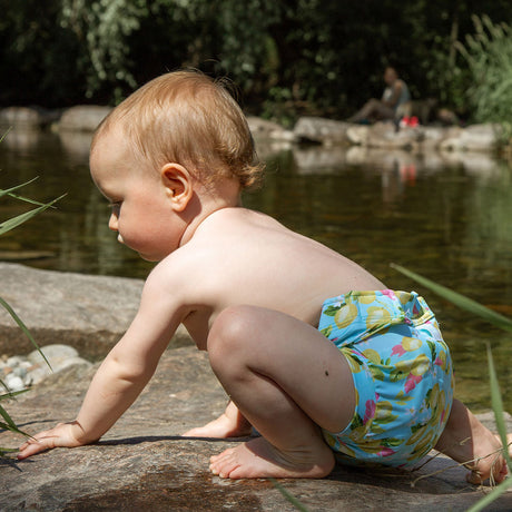 Kind trägt die Culla di Teby „Soft Touch“ Überhose und Schwimmwindel im Design Mediterraneo