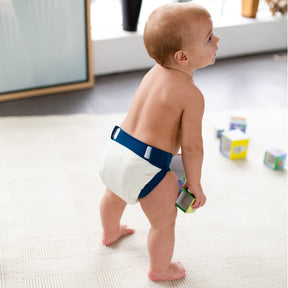 Kind trägt die Culla di Teby „Soft Touch“ Überhose und Schwimmwindel im Design Weiß & Blau