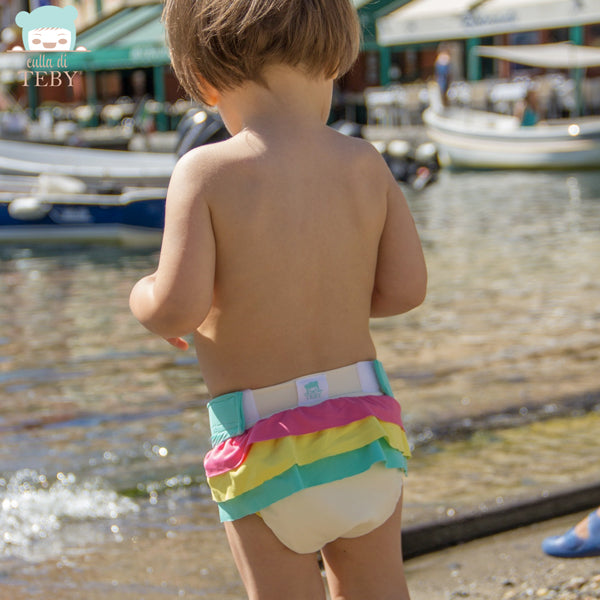 Kind trägt die Culla di Teby „Soft Touch“ Überhose und Schwimmwindel im Design Weiß & Türkis (mit Rüschen)