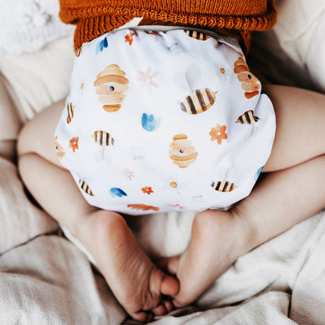 Anwendungsbeispiel: Kleinkind in der Culla di Teby Überhose im Design Bee My World, Detail