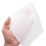 Ein Blatt Disana Windelvlies auf der Hand, weiß mit geprägter Oberfläche