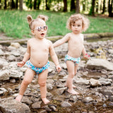 Zwei Kleinkinder in Doodush Schwimmwindeln im Bach