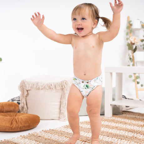 Kleinkind in der Doodush Überhose V2.0 mit Laschen im Design Golden Bush – weiteres Anwendungsfoto