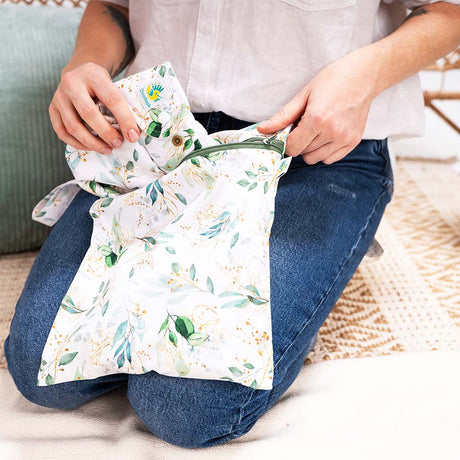 Stoffwindel wird in eine Doodush Wetbag gepackt (Anwendungsbeispiel)