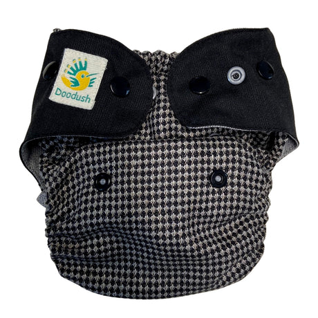 Doodush Wollüberhose im Design Gray & Black Wings mit schwarzen Laschen