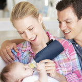 Anwendungsbeispiel: Eltern geben ihrem Baby die Emil Babyflasche aus Glas