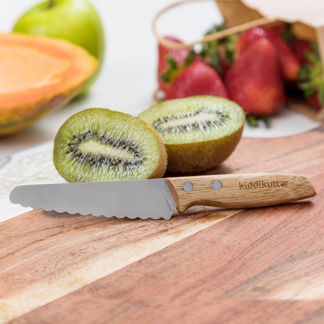 KiddiKutter - V2.0 Küchenmesser mit Holzgriff für Kinder - Kindermesser - verbesserte Version, mit breiterer und dünnerer Klinge. Zum schneiden lernen ab 3 Jahre