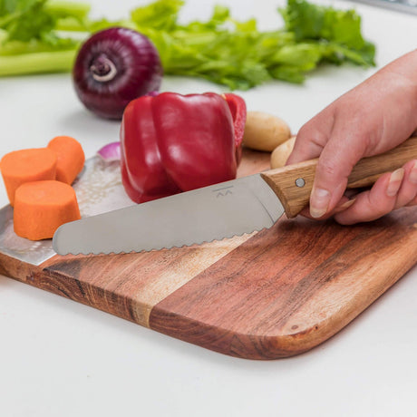KiddiKutter KandoKutter in Gebrauch: Gemüse schneiden auf Holzbrett mit Paprika und Möhren