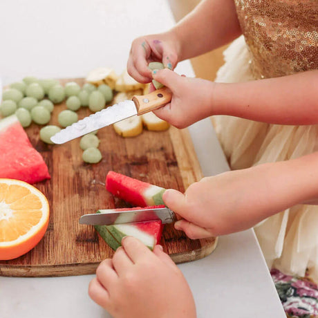Kinder schneiden Obst mit dem KiddiKutter V2.0 Kindermesser mit Holzgriff, Melone und Banane