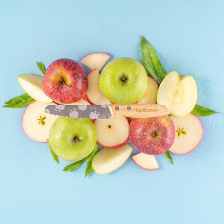 KiddiKutter Kindermesser mit Holzgriff, Limited Edition Apfelmotiv zwischen Äpfeln, Stimmungsbild