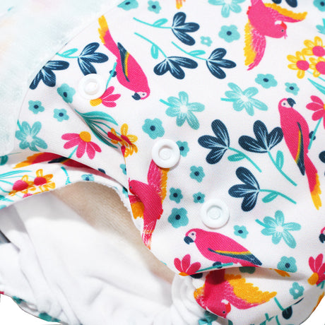 Nahaufnahme der Little Clouds SuperCloud All-in-One-Windel im Design Papageien: farbiger Druck mit Druckknöpfen und Beinbündchen