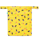 Little Clouds einfache Nasstasche (Wetbag) Größe L im Design Papageientaucher von hinten: gelber Grund mit Papageientauchern