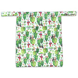 Little Clouds einfache Nasstasche (Wetbag) Größe L im Design Rotkäppchen von hinten: grüner Wald mit Märchenfiguren