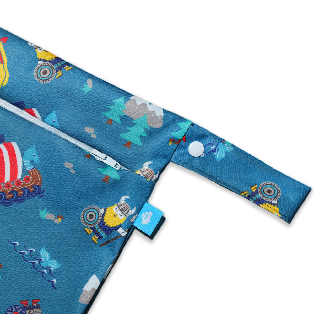 Nahaufnahme der Little Clouds einfachen Nasstasche Größe L im Design Wikinger: wasserdichter Reißverschluss und Druckknopf-Schlaufe