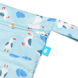 Nahaufnahme der Little Clouds Wet & Drybag Größe L im Design Möwen: wasserdichter Reißverschluss und Druckknopf-Schlaufe