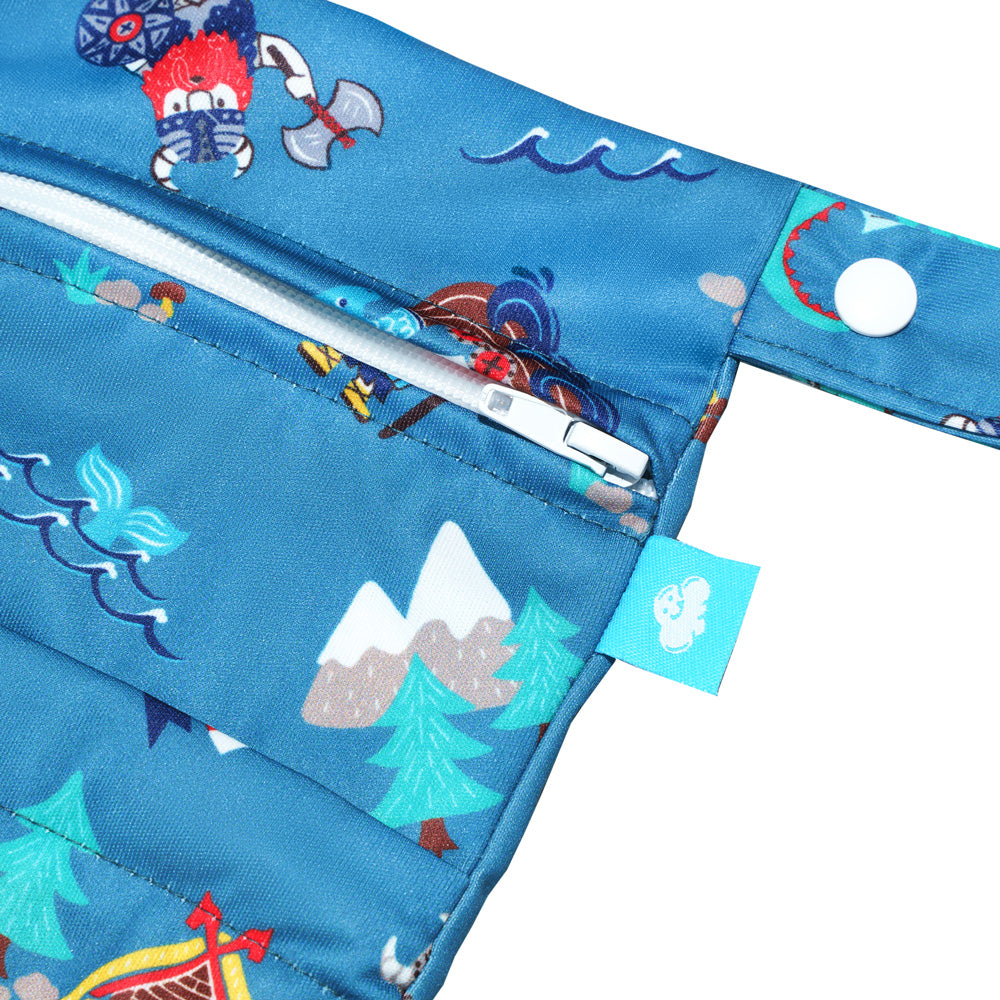 Nahaufnahme der Little Clouds Wet & Drybag Größe L im Design Wikinger: wasserdichter Reißverschluss und Druckknopf-Schlaufe