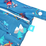 Nahaufnahme der Little Clouds Wet & Drybag Größe M im Design Wikinger: wasserdichter Reißverschluss und Druckknopf-Schlaufe