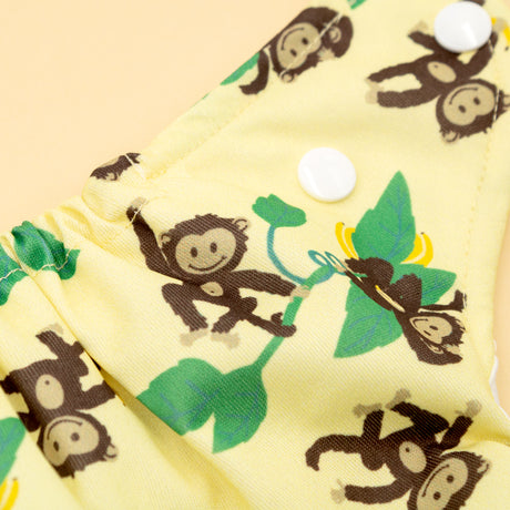 Nahaufnahme der Little Clouds Prefold-Überhose aus PUL im Design Affe mit Druckknöpfen und Äffchenmotiv