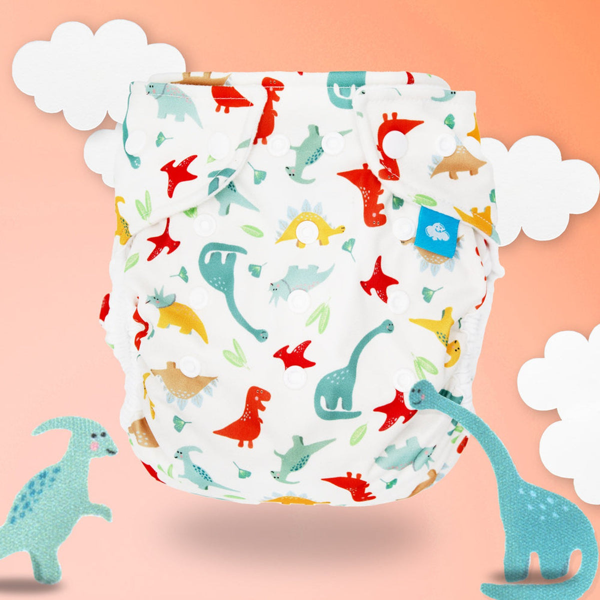 Little Clouds Prefold-Überhose aus PUL im Design Dinosaurier auf apricotfarbenem Hintergrund mit Dino-Figuren